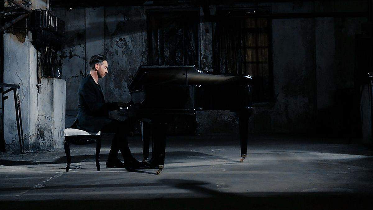 Im neusten Video setzt sich Klein auch ans Klavier