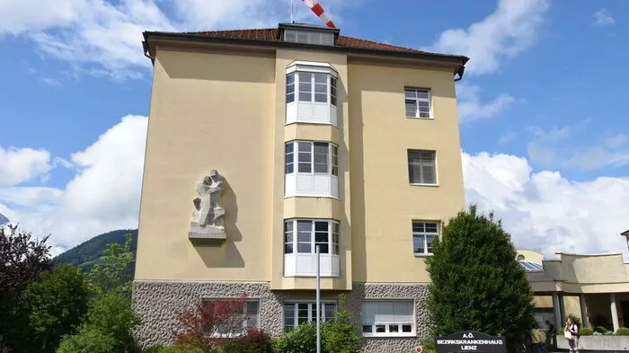 Neuer Glanz für das Lienzer Bezirkskrankenhaus. Neben Modernisierungen und Zubauten am Gebäude, wird es in Zukunft mehr Parkplätze geben