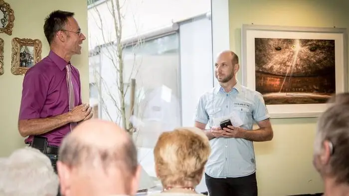 Vasoldsberg: Fotokünstler Christoph Bouvier eröffnete seine neue Ausstellung im SeneCura Sozialzentrum. Im Bild mit Hermann Major (Leiter SeneCura Sozialzentrum Vasoldsberg)