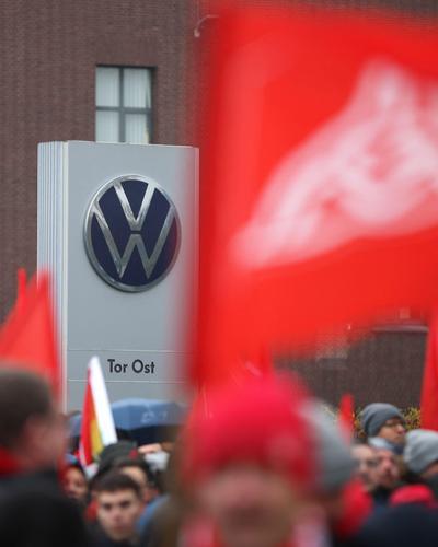 Demonstrationen der Gewerkschaft vor dem VW-Werk in Wolfsburg 