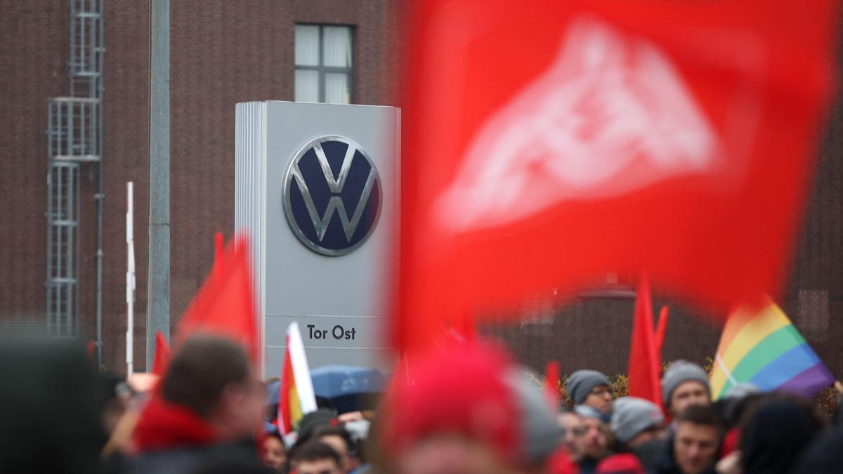 Demonstrationen der Gewerkschaft vor dem VW-Werk in Wolfsburg 