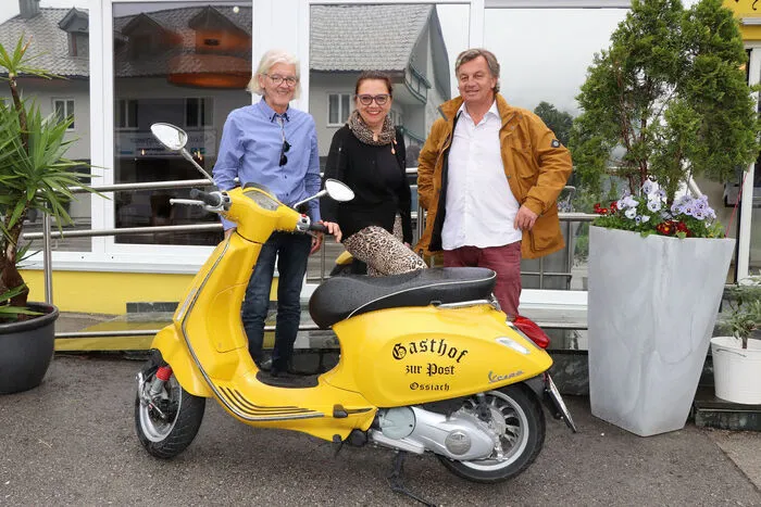 Vorm Hotel Post von Links: Harry Gazic, Sabine Dorner und der langjährige Stammgast (30 Jahre!) aus Kufstein Michael Pirchmoser.