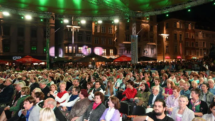 Unter dem randvollen Zeltdach am Grazer Hauptplatz erklang am Samstagabend "VolXmusik on Air" ...