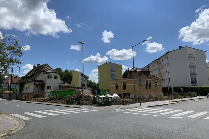 An der Ecke Bruckner-/Marbuger Straße sind in den letzten Wochen wieder zwei Vorstadthäuser in großen Gärten abgerissen worden. Es wird ein großer Wohnblock entstehen.