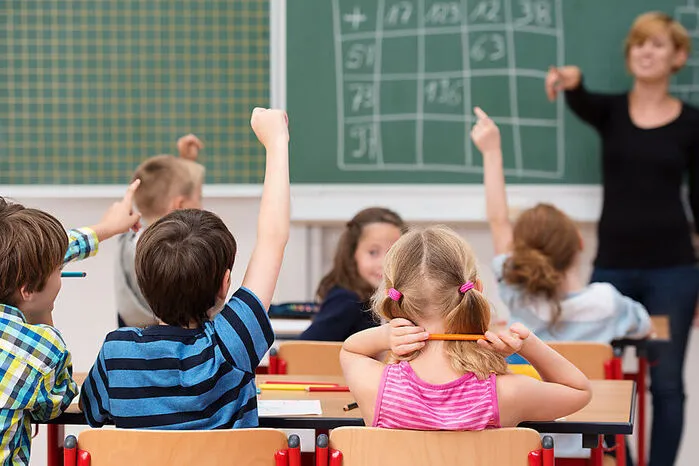 Bündelung bestehender Initiativen, wird bald vorgestellt; Vermittlung digitaler Kompetenzen an Schüler; Förderung eines reflektieren und verantwortungsvollen Gebrauchs neuer Technologien; Verstärkter Einsatz von Open-Source-Software; Veröffentlichung von Lehrinhalten soll Standard werden; mehr Weiterbildung für mehr digitale Kompetenz