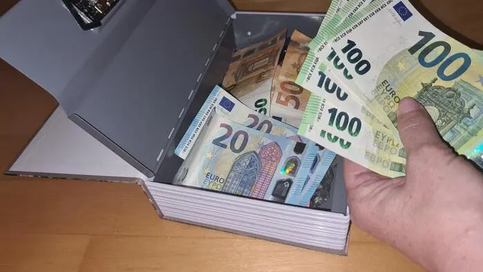 Anstelle von Geld soll eine Oststeirerin die Rückseite eines RSB-Briefs in die Kassa eines Selbstbedienungsladens gelegt haben (Sujetbild)