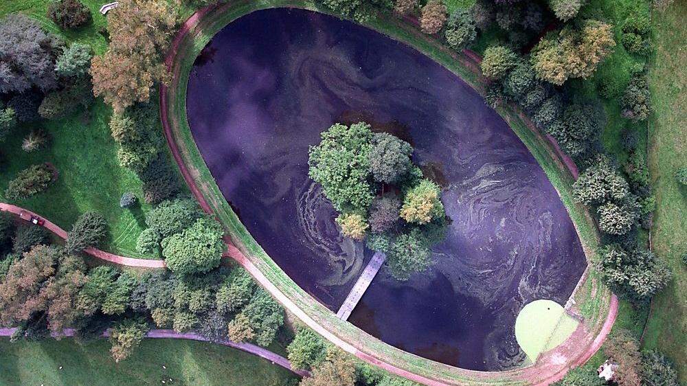 Dianas letzte Ruhestätte liegt auf einer Insel inmitten eines kleinen Sees auf dem Stammsitz der Spencer-Familie im mittelenglischen Althrop