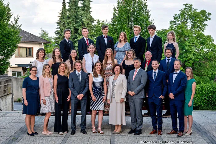Es maturierten Brumen Lorina, Pichler Jeremias, Sauseng Katharina, Schafzahl Jessica, Tiefengraber Maria und Vogel Viktoria (alle Klasse abl) sowie Bauernhofer Melanie, Lebler Jannis, Lembacher Katja, Maierhofer Paul, Reisinger Linda, Stalman Nicholas und Steinecker Johann (alle Klasse 8br). Klassenvorständin war Martina Böhm.