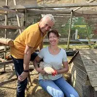 Alfred und Eva Unger mit einem Hahn, gemeinsam betreiben sie den Bauernhof Unger