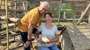 Alfred und Eva Unger mit einem Hahn, gemeinsam betreiben sie den Bauernhof Unger