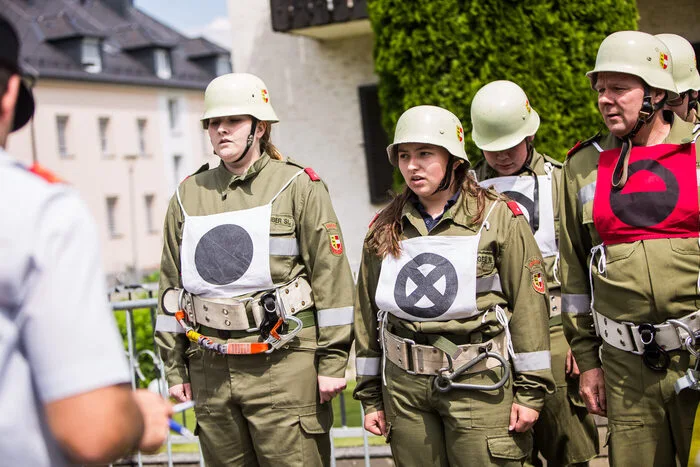 Dabei nahmen über 200 Feuerwehrleute in 21 Gruppen in drei Wertungsklassen teil. 