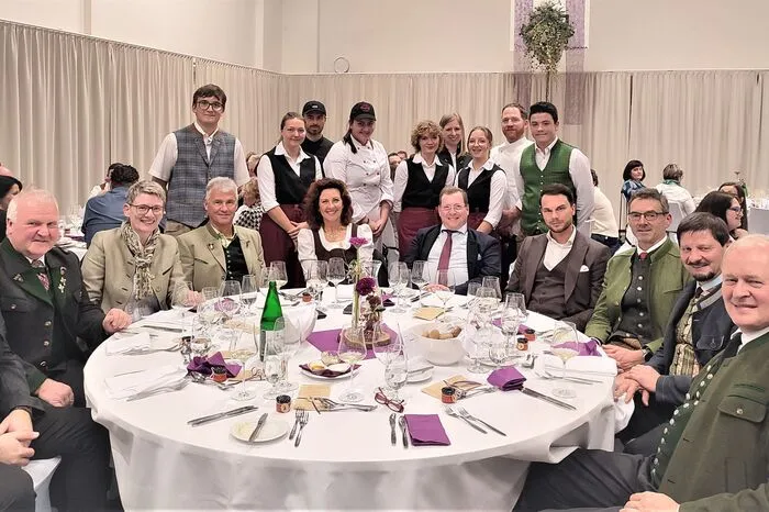 Rund 84 Gäste folgten der Einladung der Fachschule zum Galadinner "Wild auf Neudorf". Direktorin Roswitha Walch konnte einige Ehrengäste, wie Landesschulinspektor Johannes Hütter, Bezirkshauptmann Manfred Walch, Bürgermeister Wolfgang Neubauer sowie Direktor Reinhold Holler von der Weinbauschule Silberberg begrüßen.