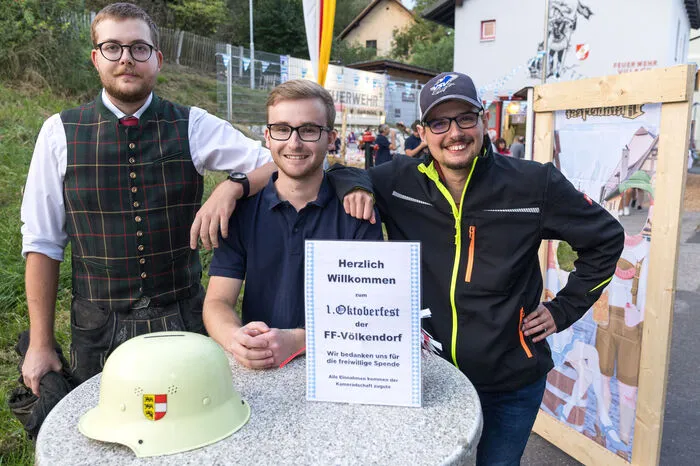 Hunderte Feierlustige waren gekommen, musikalisch aufgespielt hat die Band "Kärntnergluat", der Bieranstich wurde von Arnulf Prasch moderiert, die weitere musikalische Umrahmung machten der MGV Landskron und die Blaskapelle Hochtalblech.