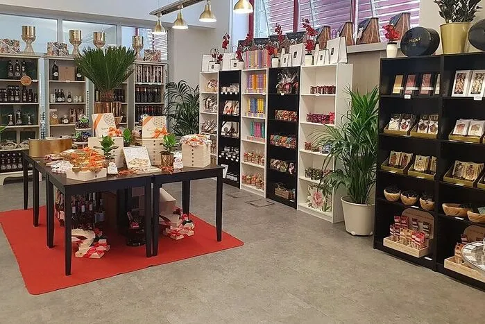 Angeboten werden auch viele Alternativen zu essbaren Geschenken, etwa selbst gegossene Natur-Kerzen. „Mit meinen Produkten und Geschenken möchte ich so viele Menschen als möglich glücklich machen“, so Böhm.