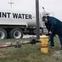 Filmemacher Michael Moore in Aktion: Er wässert den Rasen des Gouverneurs mit verunreinigtem Wasser