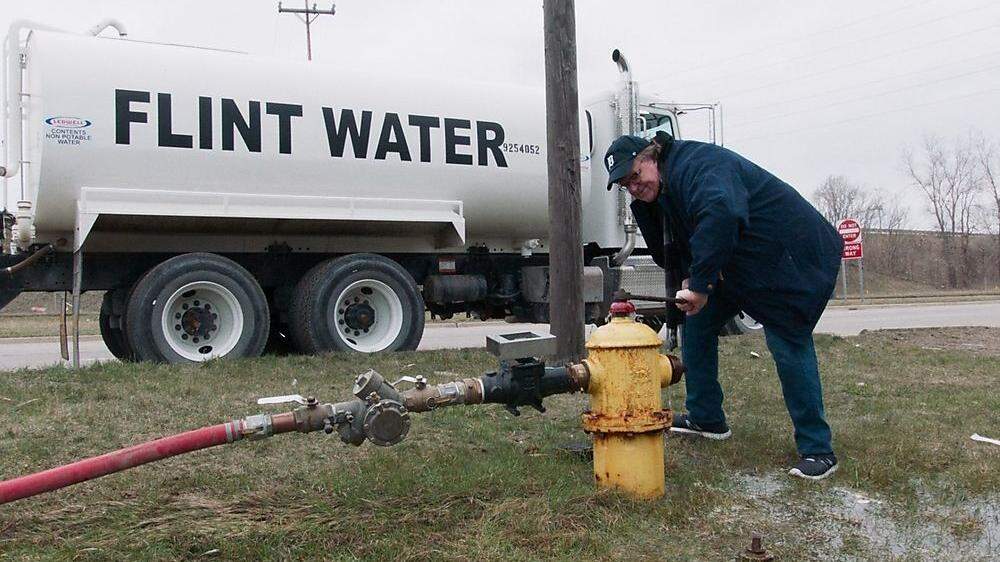 Filmemacher Michael Moore in Aktion: Er wässert den Rasen des Gouverneurs mit verunreinigtem Wasser