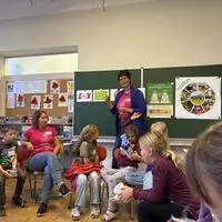 Die 16 Kinder der Löwenklasse lernten etwa die Gütesiegel auf den Lebensmittelverpackungen kennen