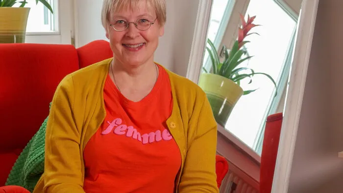 Die 62-jährige Pensionistin gebürtige Finnin und sucht einen Partner. Sie lebt seit fast sieben Jahren in Österreich, die Liebe hat Ulla nach Graz verschlagen. “Es war eine Parallelbeziehungen. Ich war blind und sehr verliebt.” Fast acht Jahre dauerte die Verbindung an, dann entschied sich Ulla dazu, die Beziehung zu beenden. Sie blieb in Österreich, seit fünf Jahren lebt sie jetzt alleine. Der neue Mann, den sie sich an ihre Seite wünscht, soll gebildet sein und so wie sie eine Affinität zu Theater, Literatur und Kunst und Musik haben. “Ich möchte auch gerne den Alltag teilen, ich habe nie mit einem Mann zusammen gelebt.” Ulla ist unabhängig, das ist sehr wichtig für sie denn sie sucht keinen Bankier. “Die Liebe kann man nicht kaufen.” Die emanzipierte Finnin tut sich manchmal mit den Männern etwas schwer: “Österreich ist ein Macholand. Die Männer in meinem Alter wollen alle 15 Jahre jüngere Frauen.”