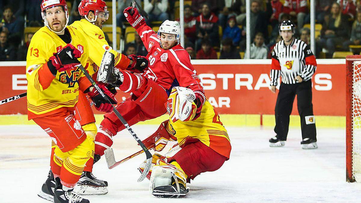 Salmela (vorne links) spielte mit Biel in der Champions Hockey League auch gegen den KAC