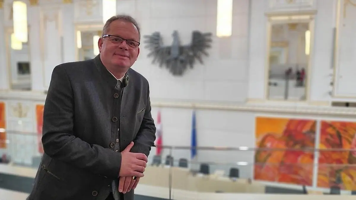 Klaus Köchl an seinem neuen Arbeitsplatz – im Parlament in Wien 