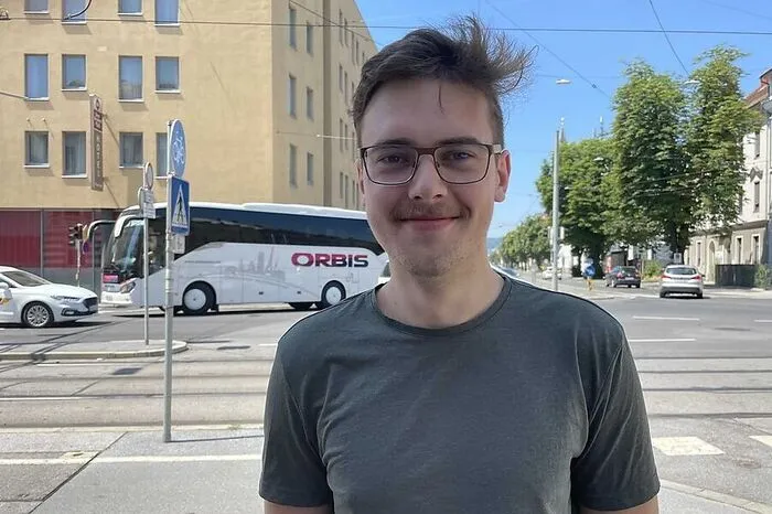 Durch Corona ist der öffentliche Raum für mich noch wichtiger geworden. Grundsätzlich würde ich es gut finden, wenn es noch mehr öffentliche Räume mit mehr Sitzmöglichkeiten geben würde. Es würde mich auch freuen, wenn man entweder in Parks selbst grillen dürfte oder es ein größeres Gastronomieangebot in direkter Nähe geben würde. Außerdem müsste der öffentliche Raum viel mehr zum Thema gemacht werden. Vielleicht wäre es auch eine Idee, die Augartenbucht so zu gestalten, dass man sie zum Schwimmen nutzen könnte.