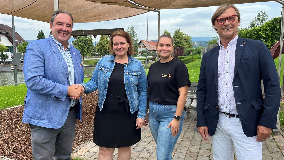 Axel Dobrowolny, Nina Darnhofer, Doris Schwaighofer und Bürgermeister Erwin Eggenreich 