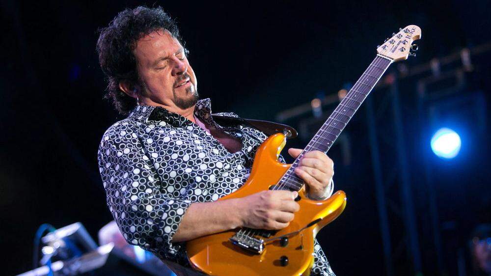 Steve Lukather von Toto bei einem Konzert in Ungarn