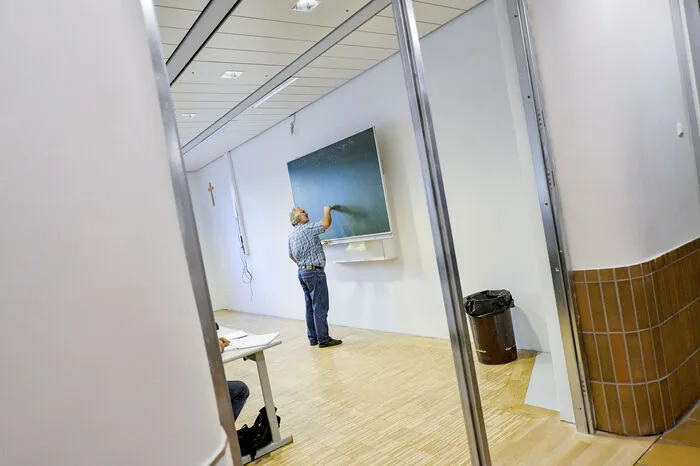 In 16 Klassenzimmer fehlen derzeit die Türen. "Offener Unterricht" ist angesagt. "Dieser Unterricht hat aber Flair", sagt Direktor Hubert Lutnik.