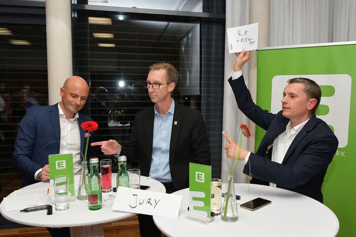 Die Jury bestand aus acht Personen, die den Pitch abwechselnd im Lift abnahmen oder in der E-Office im 10. Stock via Vidiwall: Wirtschaftslandesrätin Barbara Eibinger-Miedl, Kammervize Andreas Herz, Steiermärkische-Sparkasse-Vorstandsdirektor Franz Kerber, Junge-Wirtschaft-Chef Christoph Kovacic, Energie-Steiermark-Sprecher Urs Harnik-Lauris, Rene Jonke (KSV1870), Steuerberater Klaus Gaedke und Science-Park-Chef Martin Mössler.