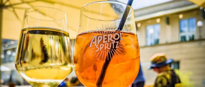 Die italienische Finanzpolizei fand in Lokalen Spritzer, die als teure Markengetränke verkauft wurden, aber Billigprodukte enthielten (Symbolfoto)