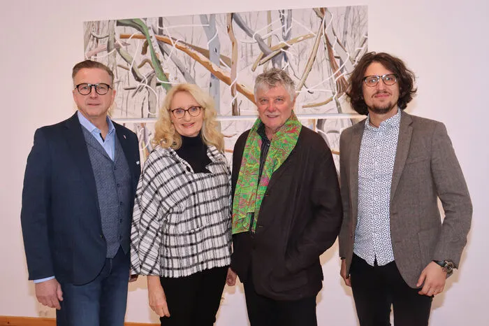 Zur Ausstellungseröffnung begrüßte Bürgermeister Helmut Linhart die zahlreichen Gäste und der Kunsthistoriker Miroslav Halak sprach in seiner Laudatio über das Wirken des Künstlers und betonte die große Bedeutung von Alois Mosbacher in der österreichischen Kunstszene.