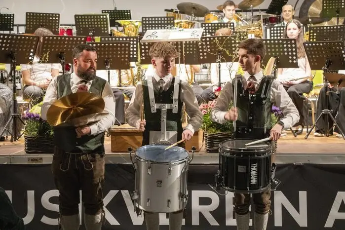 Traditionelle Stücke wie „Bei Kerzenlicht“ und die „Amsel Polka“ ergänzten das Repertoire, während das Medley „Epic Gaming Themes“ moderne Akzente setzte.