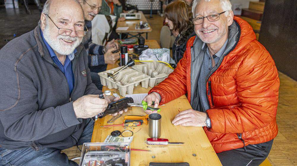 Walter Dohr (links) ist ein „Reparierer“ der ersten Stunde. Im Bild lötet er gerade ein Küchengerät von Gerd Luschnitzky (rechts)