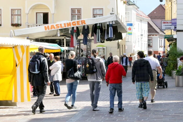 So präsentierte sich zu Wochenbeginn der traditionelle Veitsmarkt am Hauptplatz der Herzogstadt. 