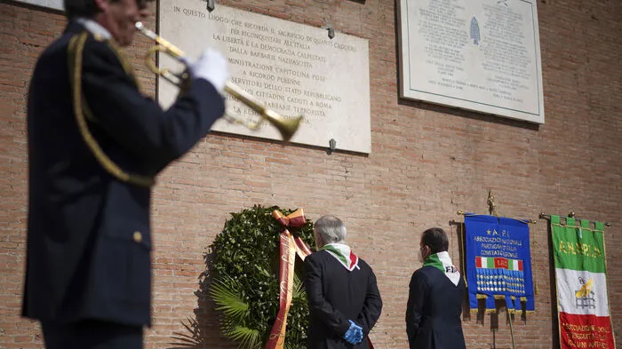 Roms Bürgermeisterin Virginia Raggi nimmt an einer Zeremonie teil und legt einen Kranz zum 75. Jahrestag der Befreiung nieder.  