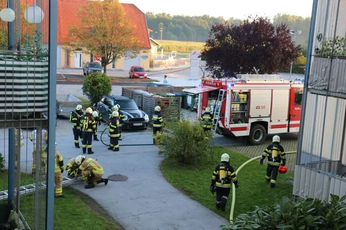 Durch den enorm heißen Rauch im Stiegenhaus war es in der Anfangsphase nicht einmal möglich in den zweiten Stock zu gelangen, um die Fenster für die Belüftung zu öffnen. 