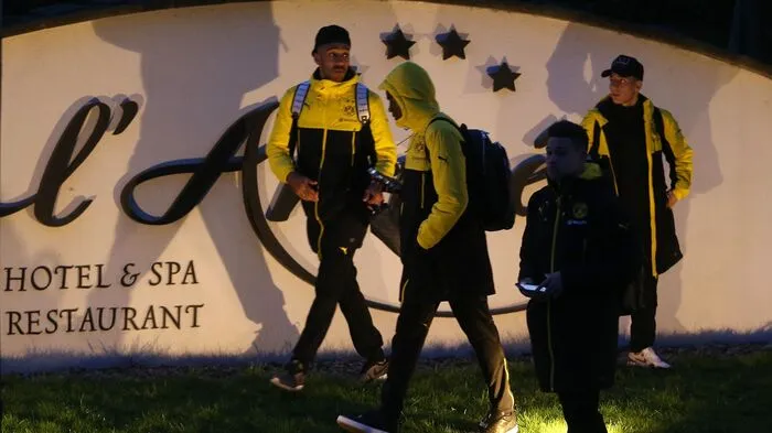 Nach den Explosionen nahe des Mannschaftsbusses von Borussia Dortmund geht die Polizei von einem "gezielten Angriff" auf das BVB-Team aus.