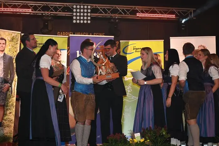Der begehrte Award für die aktivste Landjugendgruppe ging in diesem Jahr an die Gruppe Eberstein. Der Wanderpokal wurde feierlich an Pia Pliemitscher und Markus Leitner überreicht.