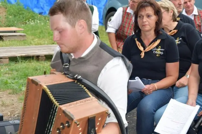 Musikalisch umrahmt wurde die Veranstaltung von der Musikgruppe „Huizvablecht“ aus St. Peter am Kammersberg. Gastchor war die Sängerrunde Rothenthurm.