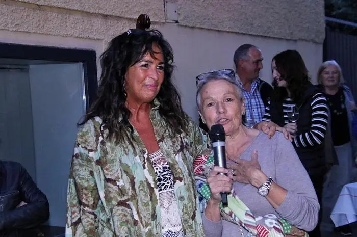 Die beiden Künstlerinnen kennen und schätzen sich schon längere Zeit, sie beschickten bereits zuvor gemeinsame Ausstellungen. „Wir können gut und harmonisch miteinander arbeiten“, führte die Malerin Monika Barwig aus, und die Keramikerin Elisabeth Raunig fügte hinzu: „Ich modelliere sehr gerne Köpfe sowie Masken und Monika malt vorwiegend Gesichter, vor allem weibliche.“ Worauf die Malerin ergänzte: „In letzter Zeit sind es auch Motive von meinem Biotop, wie Gräser, Seerosenblätter.“ 