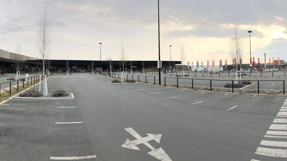 Die Parkplätze im Hartberger Einkaufszentrum Hatric sind leer