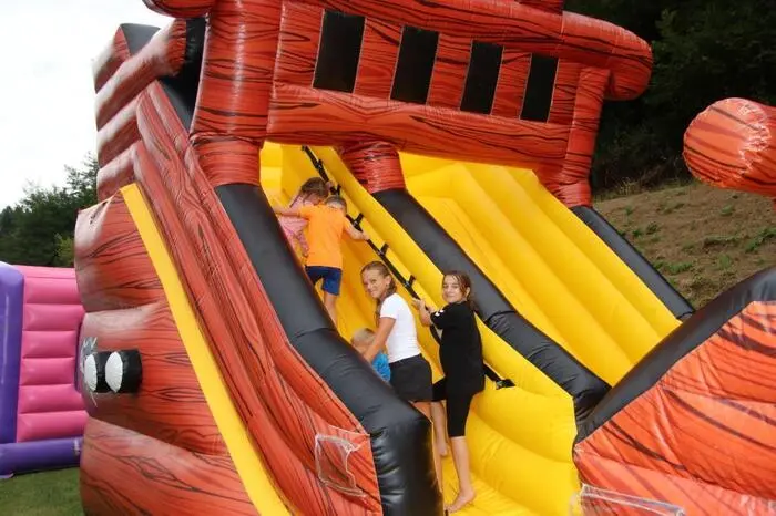 Den Spiel- und Sportplatz in Piberegg verwandelten die Mitglieder dafür in ein Kinderparadies.