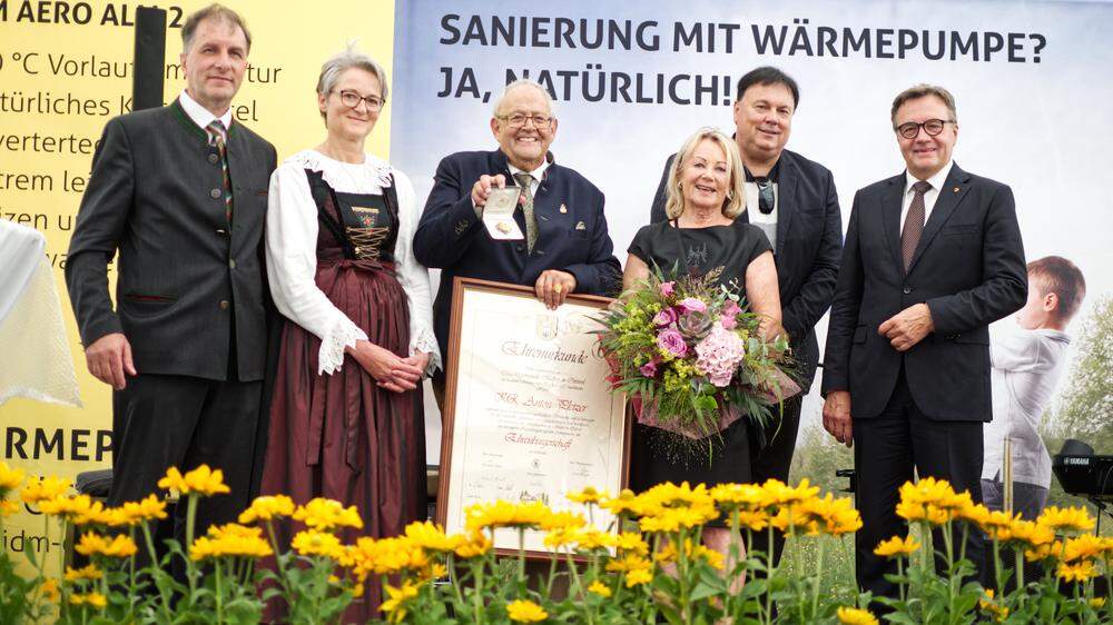 Bürgermeister Raimund Steiner überreicht mit Altbürgermeister Andreas Köll und Landeshauptmann Günther Platter die Ehrenbürgerschaft an KR Anton Pletzer mit Ehefrau Heidi