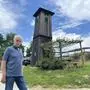 Werner Rahm vor dem Mesnerturm in Rollsdorf
