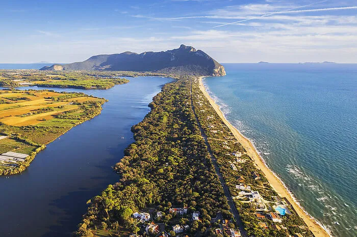 Nationalpark Circeo. Von Pontinia bis Sabaudia in Latium reicht die Schutzzone, die bereits 1934 auf Anweisung von Diktator Benito Mussolini eingerichtet wurde, um die letzten Reste der Pontinischen Sümpfe zu erhalten. Heute umfasst sie die Küstendüne, die Inseln Zannone und Ponza, den Küstenwald Selva della Circe, Küstenseen und Lagunen. Mit 84,4 Quadratkilometern ist der Nationalpark zwar nicht sehr groß, aber seine „Schützlinge“ sind in Italien einzigartig.