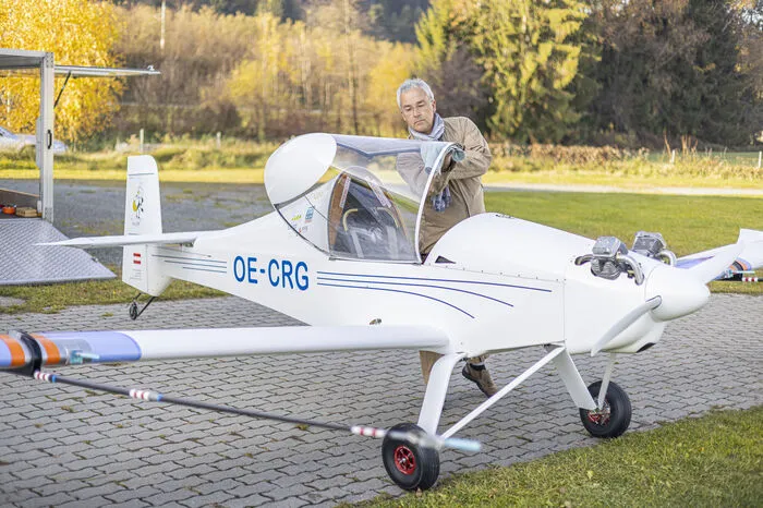 Pilot Rainer Gaggl vor dem Start zum Verfolgungsflug mit der MC 30 "Luciole" und einem Motorflugzeug, um die Funktion des Systems noch einmal zu überprüfen, am Flugplatz Feldkirchen.
