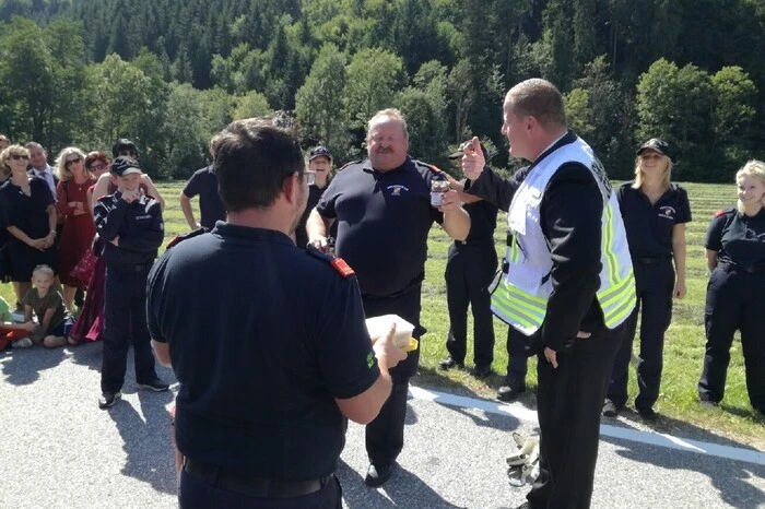Eine weitere "Prüfung" für das Brautpaar auf dem Weg zur Trauung.