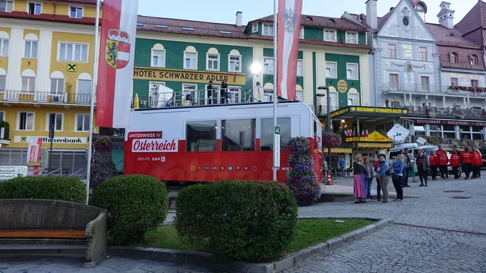 Mit dem mobilen "Guten Morgen Österreich"-Studio hat sich das Fernsehteam am Mariazeller Hauptplatz positioniert.