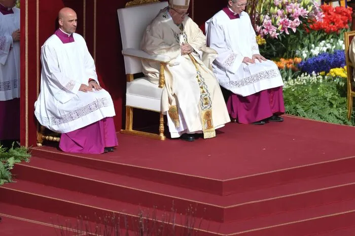 "Unser Glauben entsteht an Ostermorgen: Jesus lebt! Diese Erfahrung ist der Kern der christlichen Botschaft", twitterte der Papst.