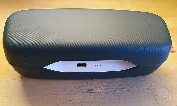 Das Brillen-Etui dient als Ladestation und Zusatzakku